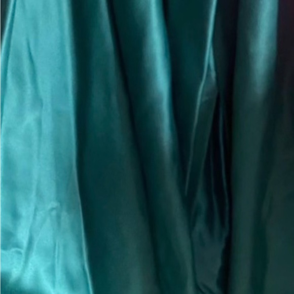Beautiful emerald green long gown - Picture 5 of 7